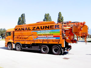 Oranger LKW zur Kanalreinigung mit Werbeaufdruck der Firma