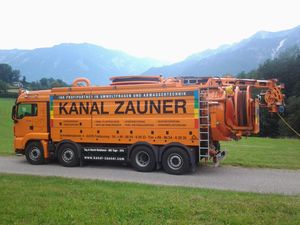 Oranger LKW zur Kanalreinigung mit Werbeaufdruck der Firma
